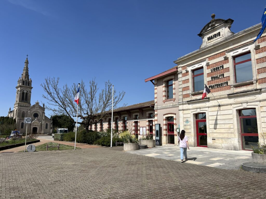 Le Teich compte 9 180 habitants en 2025, pour 3 316 logements, 547 entreprises avec un revenu médian de 20 826 €/an, supérieur de 3,1% à la moyenne nationale.